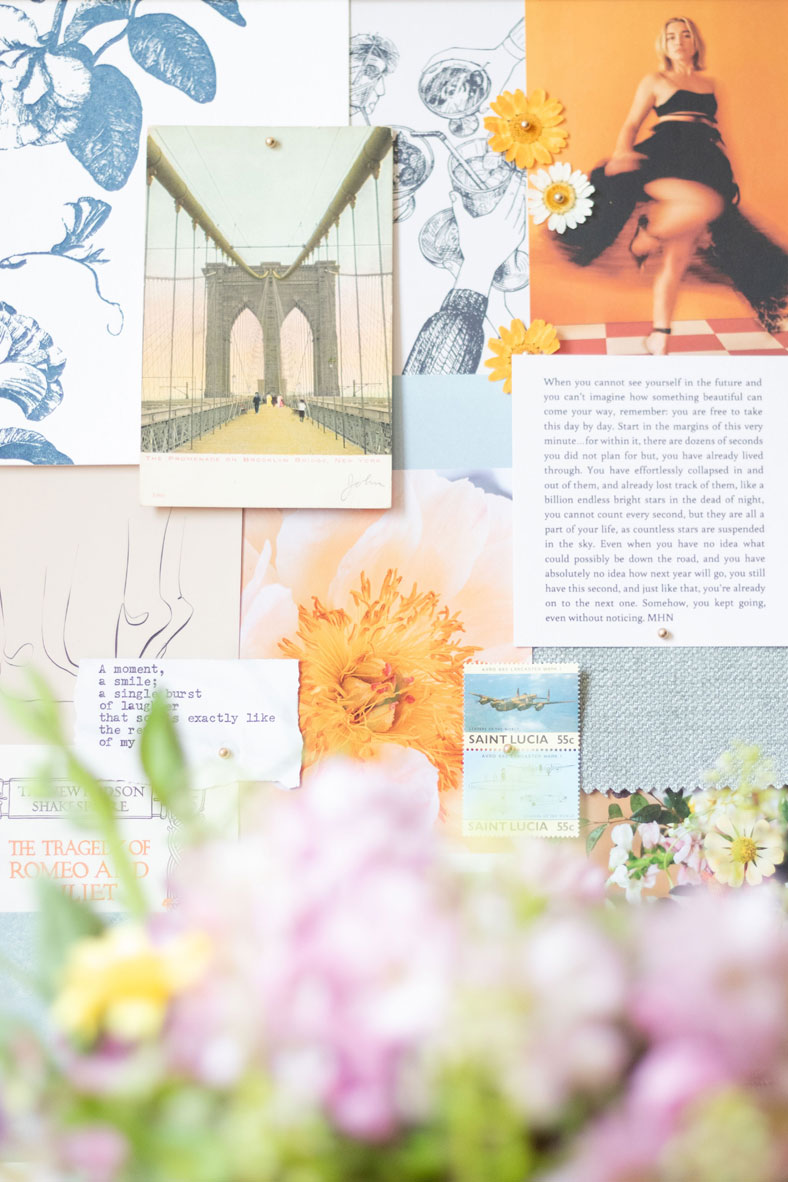 Vue rapprochée d'un tableau d'inspiration (moodboard) parsemé de photographies, d'extraits de texte, d'illustrations florales et de timbres, avec des fleurs au premier plan.