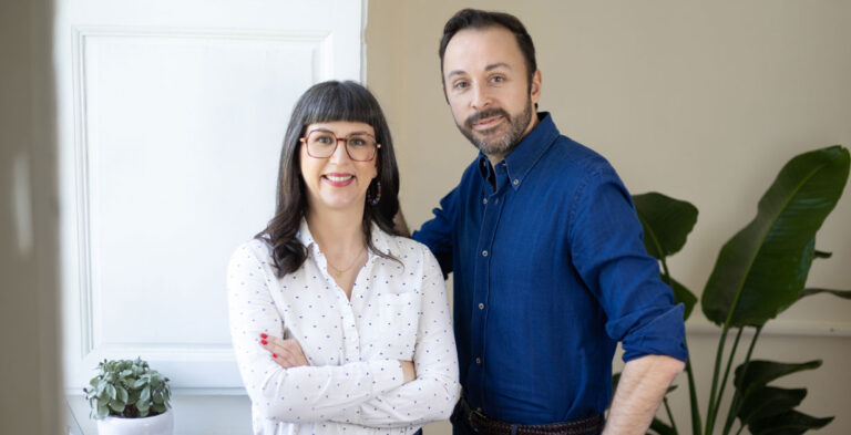 Portrait d'Elise et Aymeric de la micro-agence de communication globale, stratégie web & événementiel à Nantes, Vannes et Sarzeau.